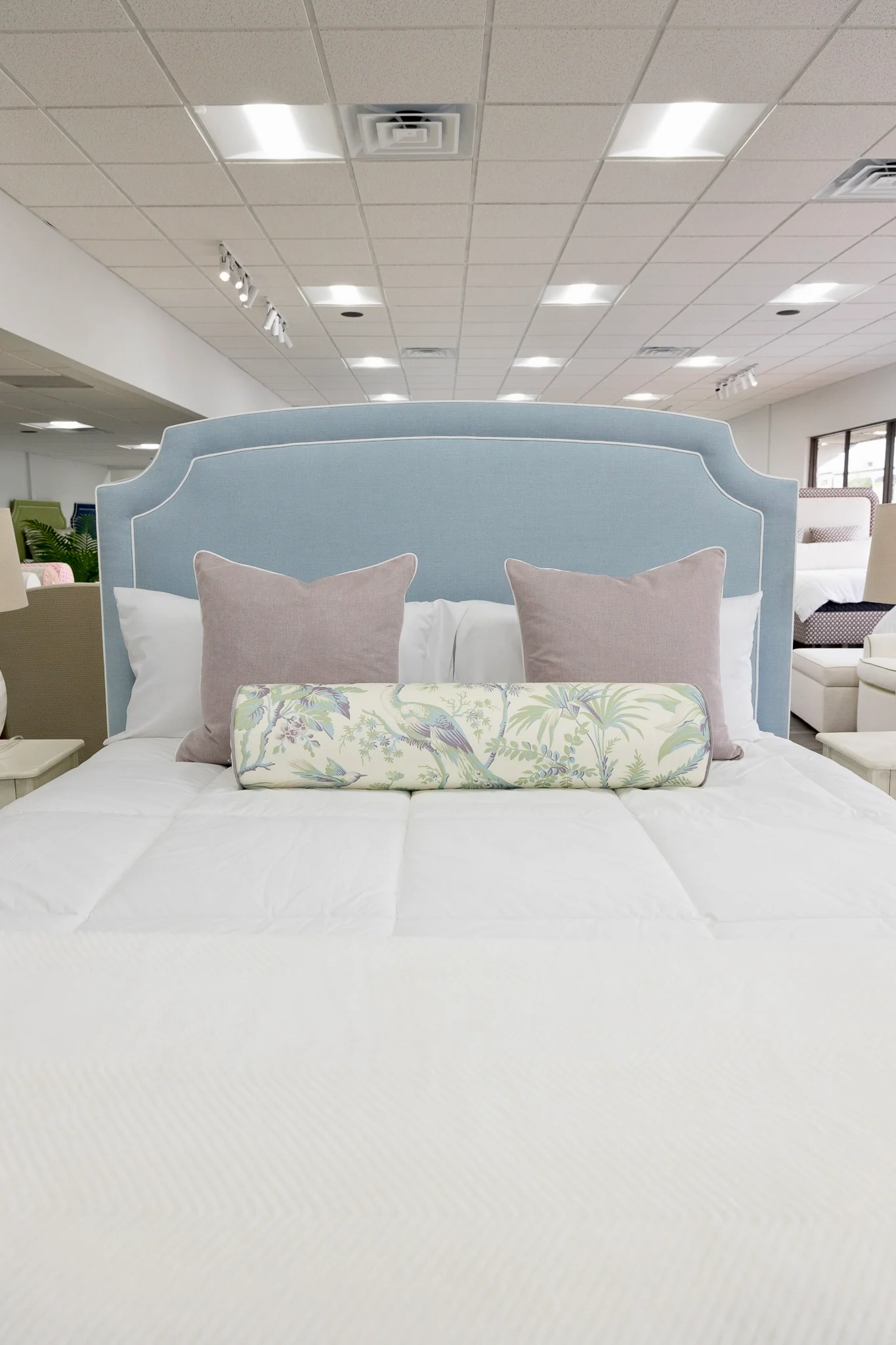 Aliana King Platform Bed - Scalloped Legs - Sky Blue Woven Fabric with White Trim - Image 6