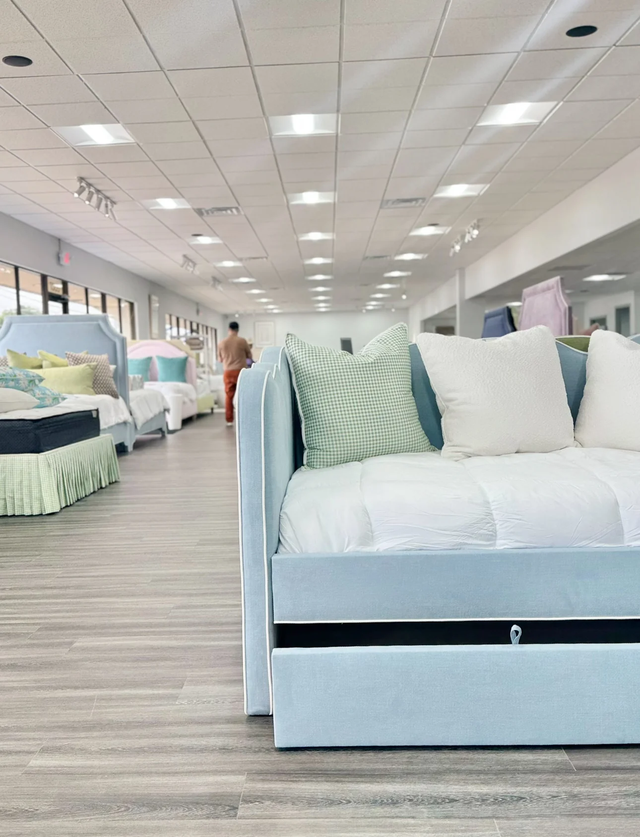 Scalloped Twin Trundle Daybed - Image 3