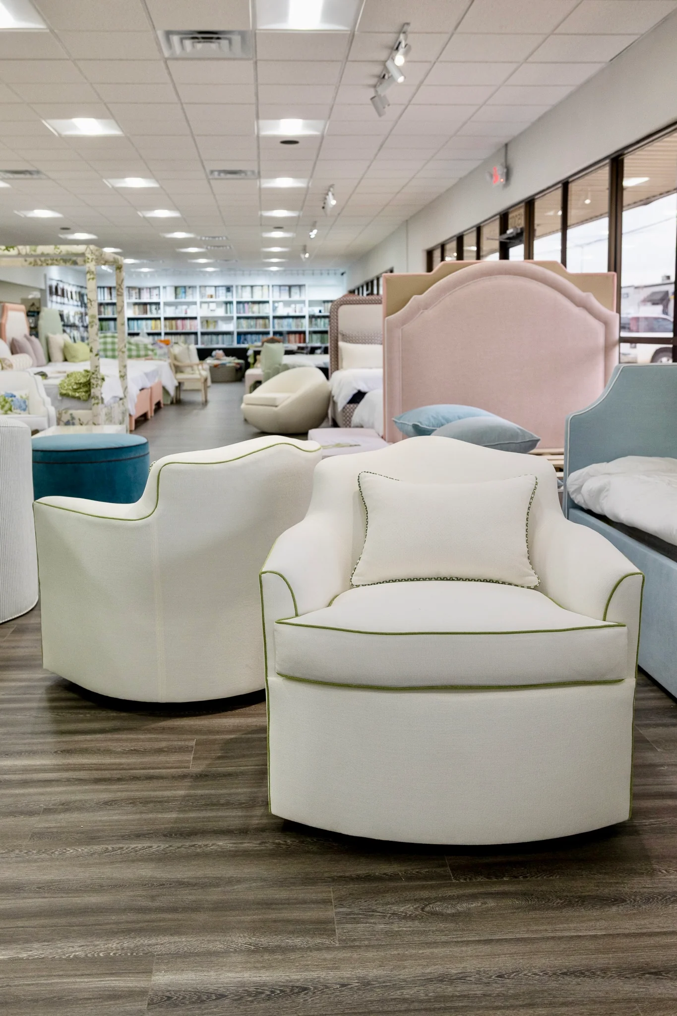 The Scarlett Swivel Chair: Crypton Off-White Fabric - Green Trim - Image 2